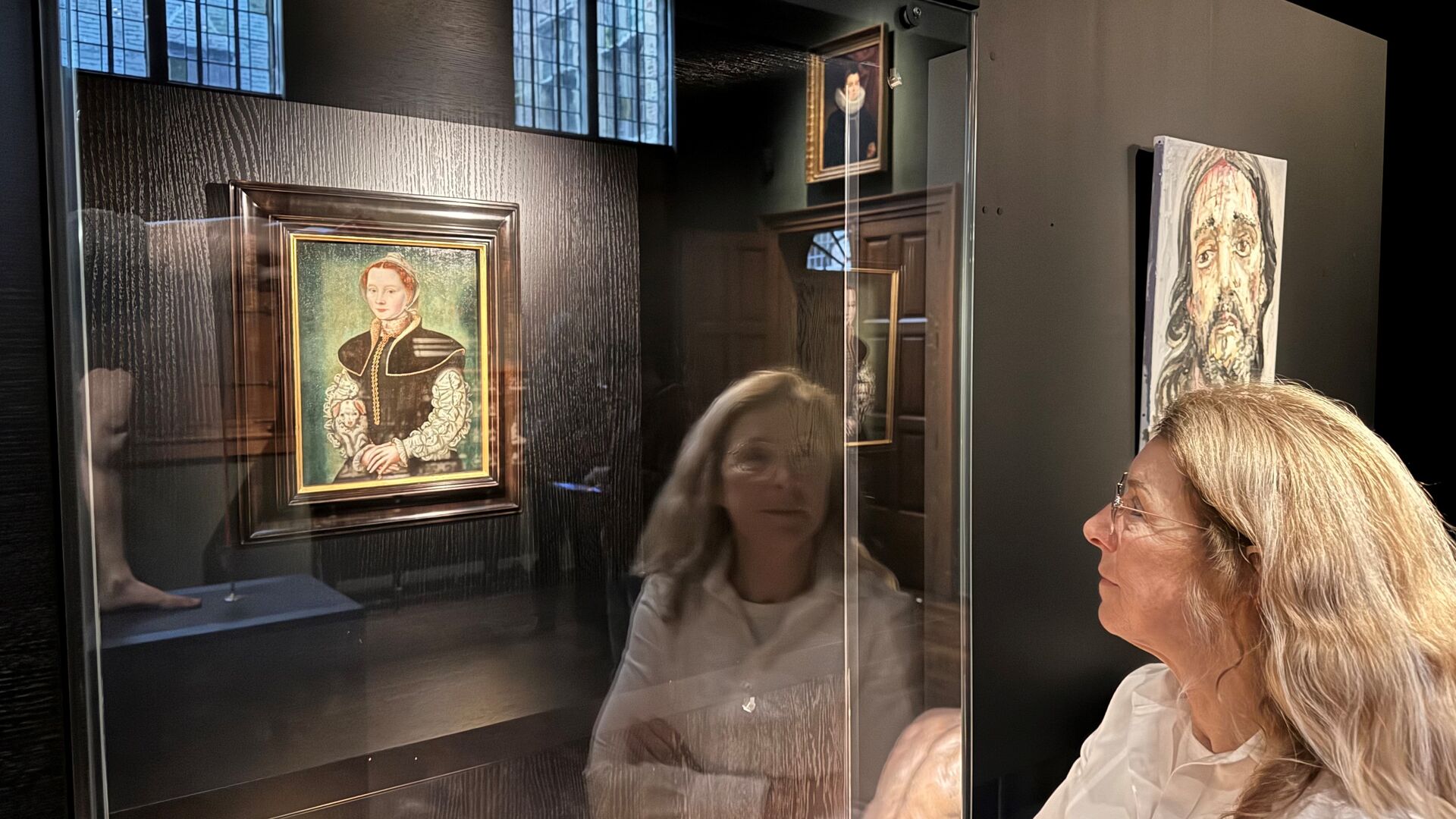 (c) KBC-Antwerpen, Museum Snijders&Rockoxhuis - portret jonge vrouw en hond Catharina van Hemessen (vitrinekast)