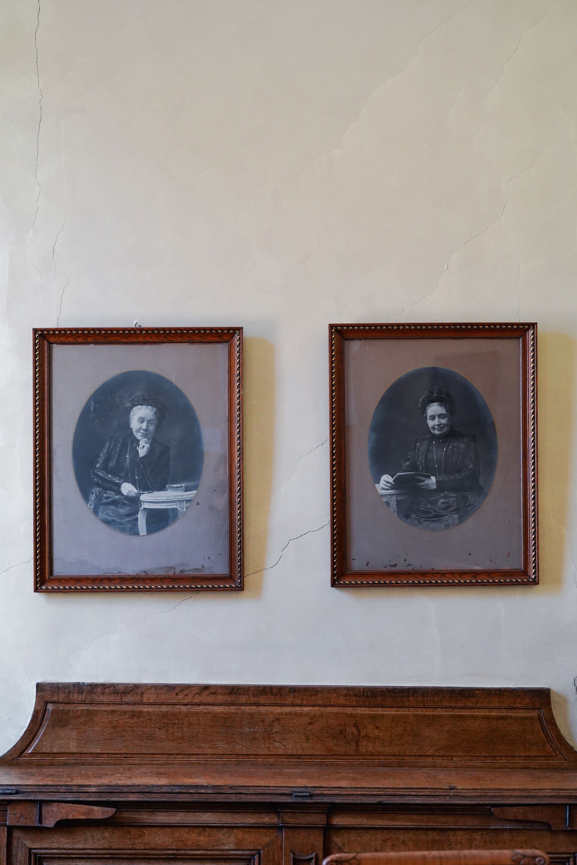 Vilain XIIII, dat is de naam van het statige kasteel van Leut, een baken in Maasmechelen (in de Belgische provincie Limburg). Na zijn huwelijk met de plaatselijke barones, werd Charles Vilain XIII kasteelheer. Hij en zijn vrouw Pauline kregen maar liefst zeven dochters. Het domein, dat overloopt in de Maasvallei, zou honderd jaar lang hun thuishaven zijn. Deze podwalk wekt dit sprookjesachtige liefdesverhaal terug tot leven. Op je route gidst Arnout Hauben je onder andere ook langs de vroegere berceau, de Lourdesgrot en het Landschapspark Maasvallei aan (uiteraard) de rivier de Maas. Kasteel Leut