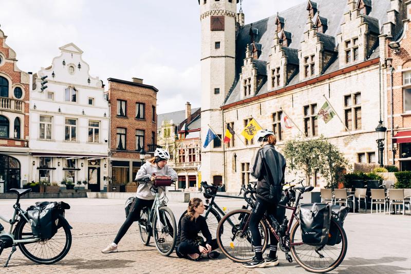 Cyclist-GroteMarkt-Dendermonde©jodysteyls