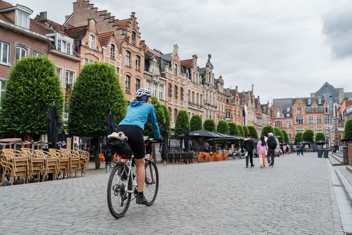 Iconic Cycle Routes_Art Cities Route_Leuven Oude Markt_(c)Saddle Stories