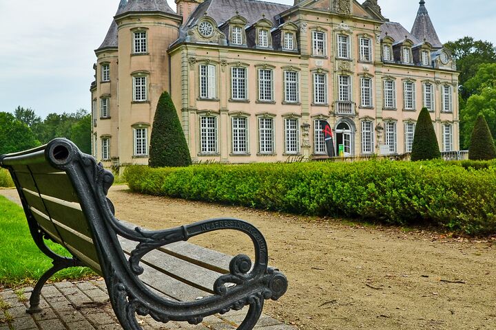Het Kasteel van Poeke is een kasteel bij Poeke, een deelgemeente van Aalter in de Belgische provincie Oost-Vlaanderen. Het gebouw is volledig omgeven door water en is zowel voor- als achteraan toegankelijk via een brug. Kasteel van Poeke - persmoment-19