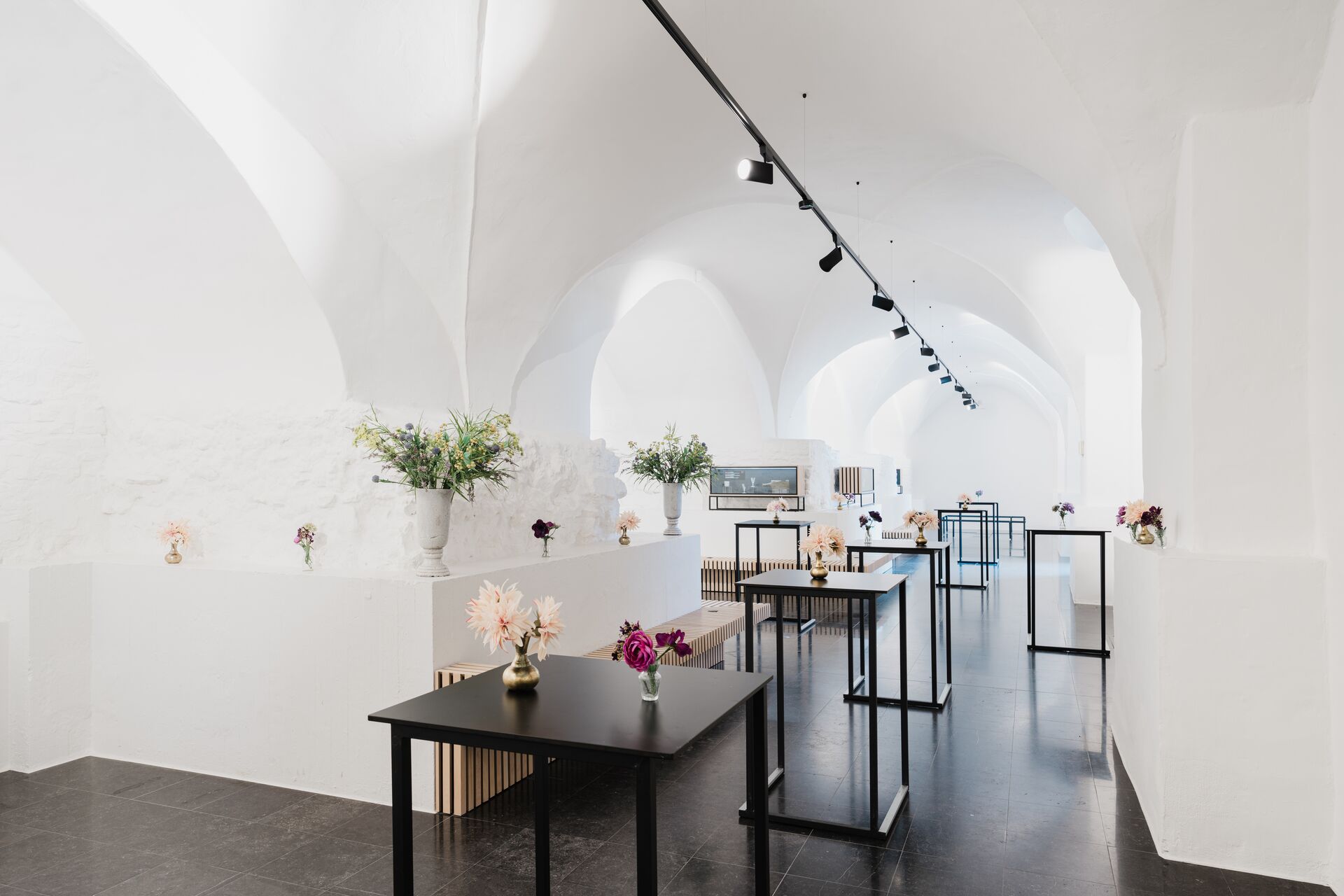 St Peter’s Abbey is partly occupied by cultural, historical and photographic exhibitions organized by Historical Houses Ghent. You can use the other halls "Kapittelzaal" and "Refter" for public or private events. The "Bibliotheekzolder" is located outside of the tourist circuit, therefore giving you the opportunity to use it during the daytime. This room is suitable for concerts, lectures, receptions and dinners. Sint-Pietersabdij_Tussen Hemel en Aarde (c) Yuri_Andries