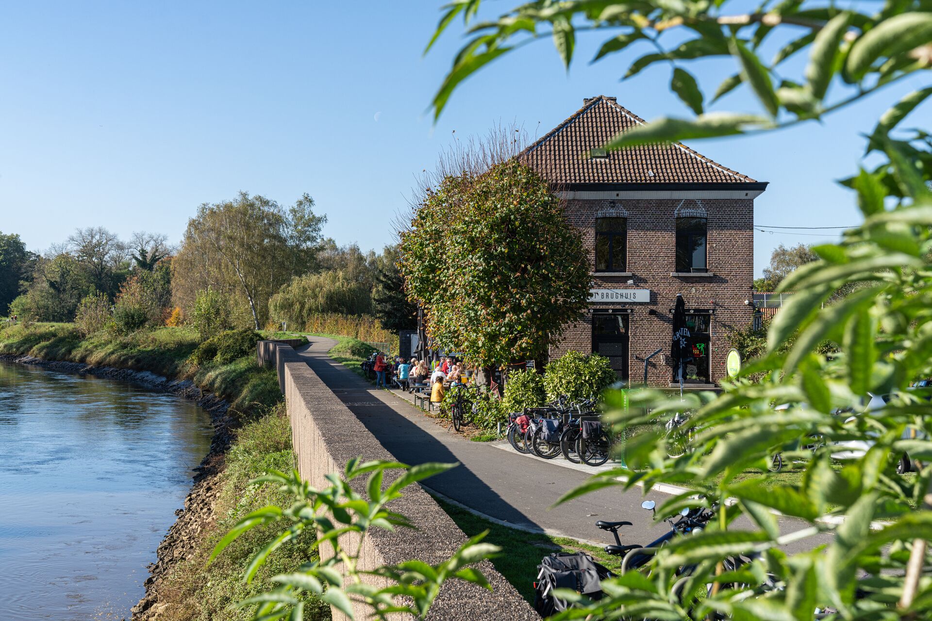 Treinstapper Hever-Eppegem:
Aan de oevers van de Dijle, aan de rand van het Mechels Broek, vind je Het Brughuis van Muizen: een sfeervol, eeuwenoud bruin café met microbrouwerij, dat een warme ontmoetingsplek biedt voor iedereen. Treinstapper Hever Eppegem - Het Brughuis Muizen (c) Het Brughuis