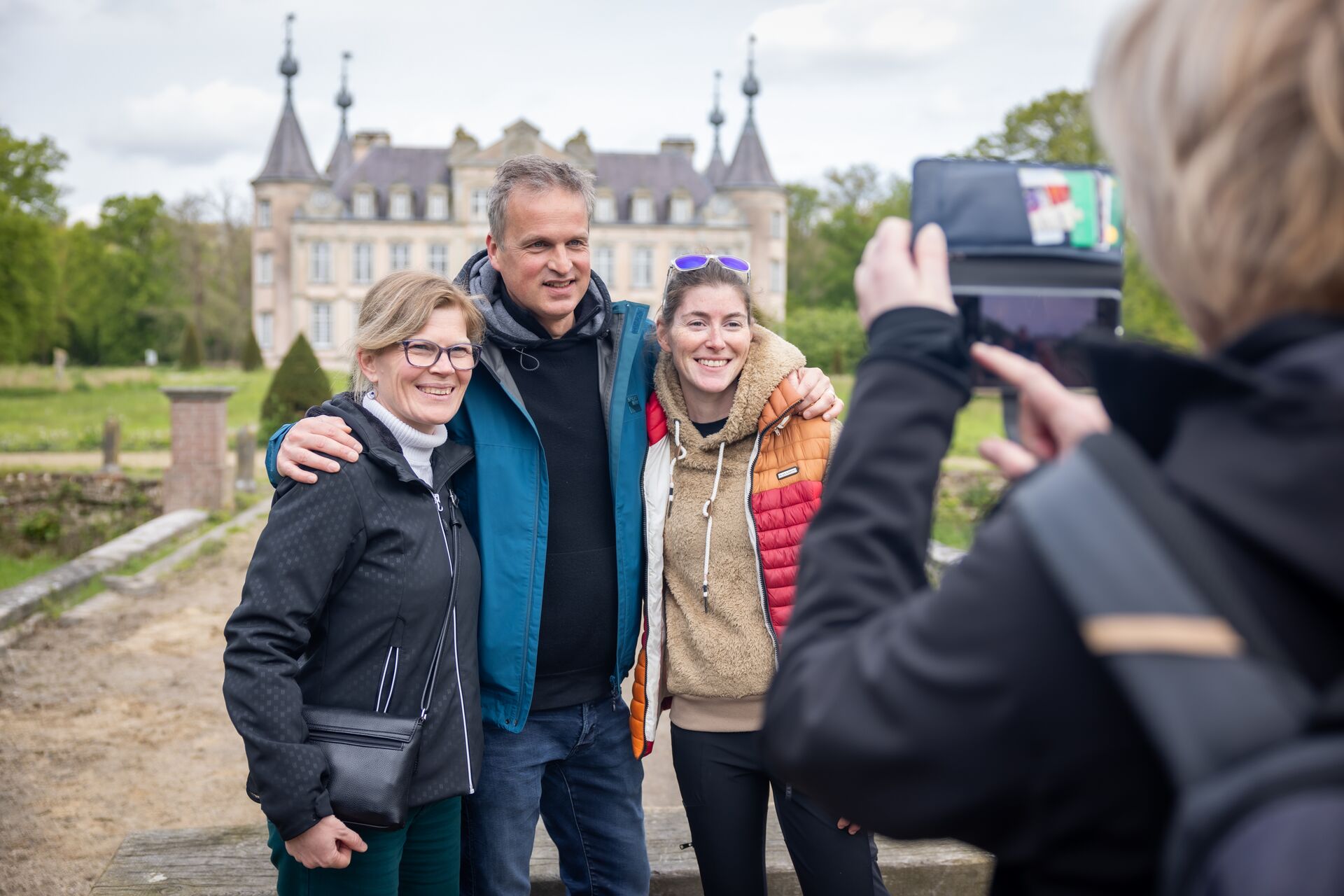 Via VRT Podwalks krijgen de bezoekers aan de 5 erfgoedsites van Toerisme Vlaanderen op een heel eenvoudige manier inzicht in de ziel van deze unieke plekken. Je steekt je oortjes in en je bent meteen vertrokken voor een reis doorheen de tijd. Langs prachtige erfgoedsites, doorheen natuurparken en langs verborgen pareltjes. De wandelaars worden als het ware ondergedompeld in zowel de omgeving als in de inspirerende verhalen van de vele prachtige erfgoedsites in Vlaanderen. Met VRT PodWalks hebben we er een gebruiksvriendelijk en laagdrempelig instrument bij om overal in Vlaanderen op verkenning te gaan. VRT-PODWALKS-72