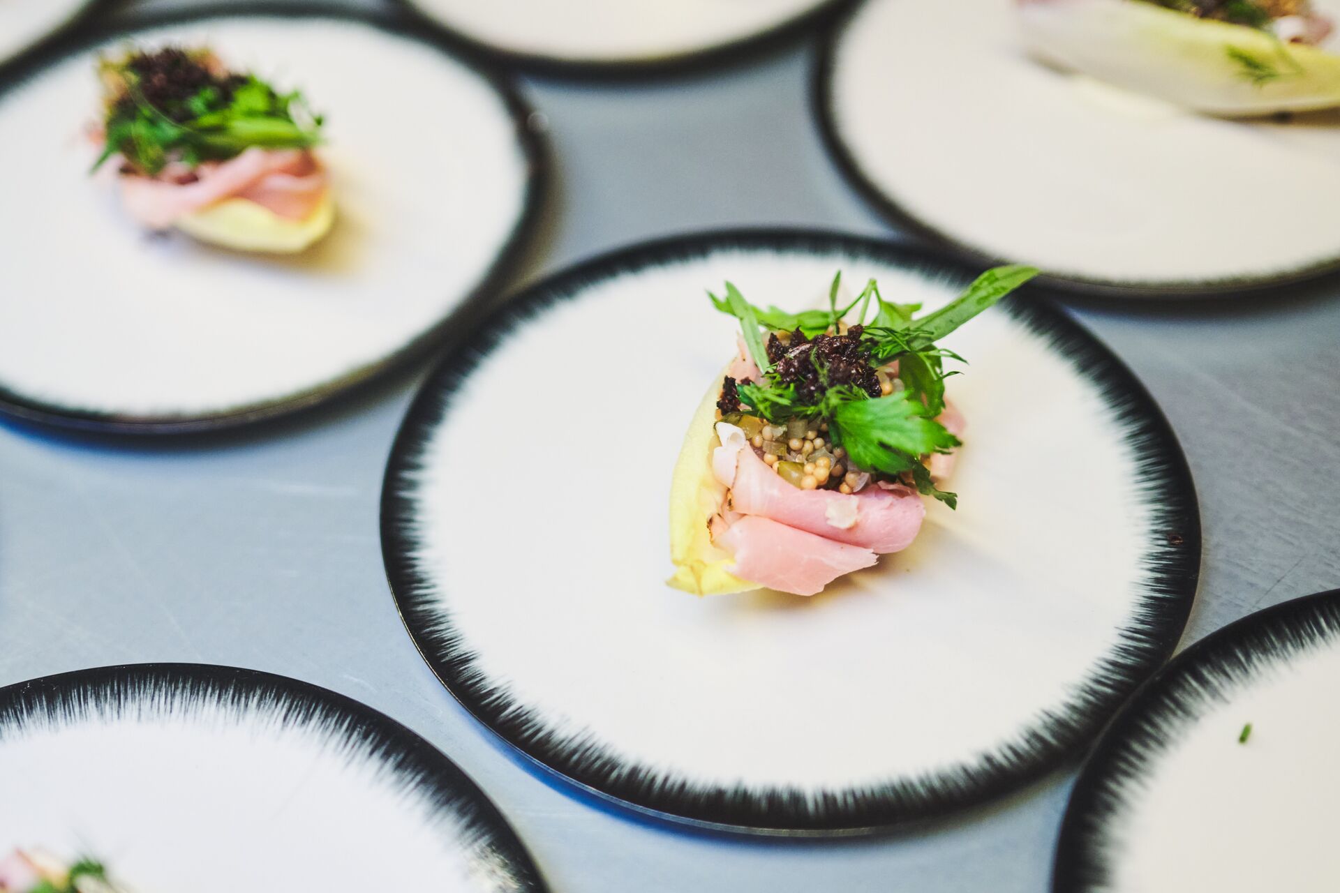 Toerisme Vlaanderen heeft het concept voorgesteld voor het nieuw culinair belevingscentrum de Smaakhaven. De Smaakhaven moet dé referentieplek worden voor al wie in binnen- en buitenland gepassioneerd bezig is met voeding. In het voormalige Loodswezengebouw en de boeienloods in Antwerpen komen een demonstratiekeuken, een gastentafel en een loungebar. Maar ook een shop, een evenementenruimte en zelfs een belevingsparcours. "3 ingrediënten staan hier centraal: innovatie, traditie en vakmanschap," zegt CEO Peter De Wilde van Toerisme Vlaanderen. Maar wat de Smaakhaven écht uniek in de wereld maakt is dat de bezoeker mee de dynamiek en de ziel van dit culinair belevingscentrum zal bepalen." Bedoeling is dat de Smaakhaven de deuren opent in de loop van 2029. Voorstelling belevingscentrum de Smaakhaven (c) Benjamin Brolet - David Plas Agency