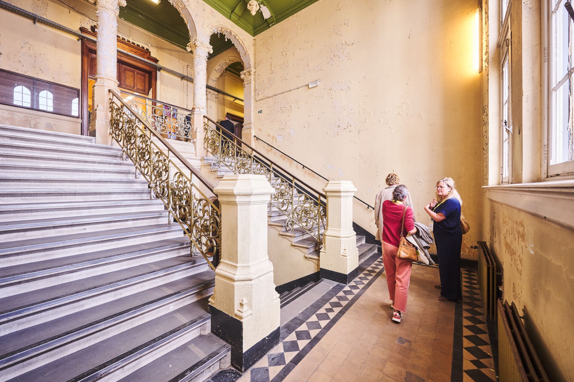 Toerisme Vlaanderen heeft het concept voorgesteld voor het nieuw culinair belevingscentrum de Smaakhaven. De Smaakhaven moet dé referentieplek worden voor al wie in binnen- en buitenland gepassioneerd bezig is met voeding. In het voormalige Loodswezengebouw en de boeienloods in Antwerpen komen een demonstratiekeuken, een gastentafel en een loungebar. Maar ook een shop, een evenementenruimte en zelfs een belevingsparcours. "3 ingrediënten staan hier centraal: innovatie, traditie en vakmanschap," zegt CEO Peter De Wilde van Toerisme Vlaanderen. Maar wat de Smaakhaven écht uniek in de wereld maakt is dat de bezoeker mee de dynamiek en de ziel van dit culinair belevingscentrum zal bepalen." Bedoeling is dat de Smaakhaven de deuren opent in de loop van 2029. Voorstelling belevingscentrum de Smaakhaven (c) Benjamin Brolet - David Plas Agency (509)