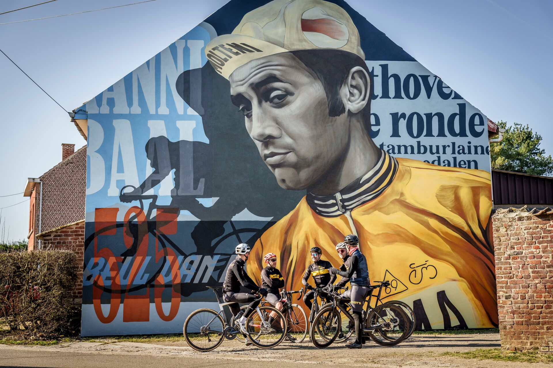Vlaams-Brabant heeft heel wat wielerhelden, zoals Eddy Merckx, Sven Nys of Remco Evenepoel, voortgebracht. Zij werden groot op Vlaams-Brabantse bodem en zorgden er voor dat deze regio de koers in haar hart draagt. Bovendien komen steeds meer fietsers de provincie met hun race- of gravelfiets verkennen. Om de beleving langs de sportieve fietsroutes te verhogen, laat Toerisme Vlaams-Brabant via het project ‘Jong Koersgeweld’ 10 street art kunstwerken aanbrengen. Het eerste werk is een eerbetoon aan Eddy Merckx en werd gerealiseerd op de gevel van Café ’t Klein Verlet in zijn geboortedorp Kiezegem. streetart Eddy Merckx