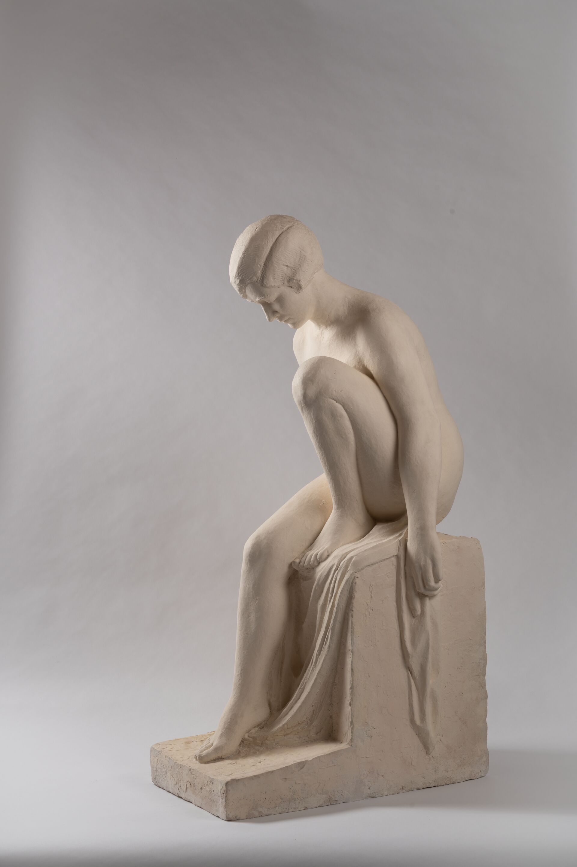 Yvonne Serruys, Zittende baadster, ca 1926, gips, Menen Stadsmuseum (c) Ugent, Gicas Maximiliaan Martens