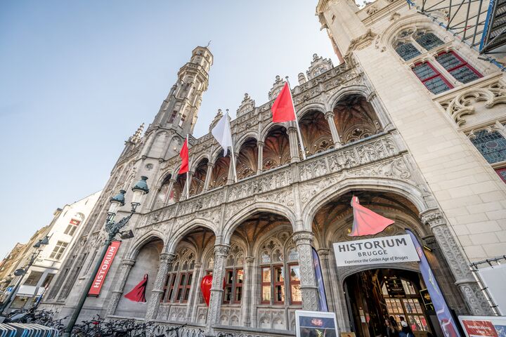 Meestertocht Brugge: De plekken met Vlaamse Meesters zijn geen eilandjes op zichzelf. Integendeel, tussen tal van bestemmingen hangt een prachtige rode draad.