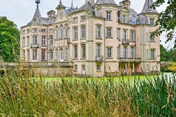 Het Kasteel van Poeke is een kasteel bij Poeke, een deelgemeente van Aalter in de Belgische provincie Oost-Vlaanderen. Het gebouw is volledig omgeven door water en is zowel voor- als achteraan toegankelijk via een brug. Kasteel van Poeke - persmoment-58