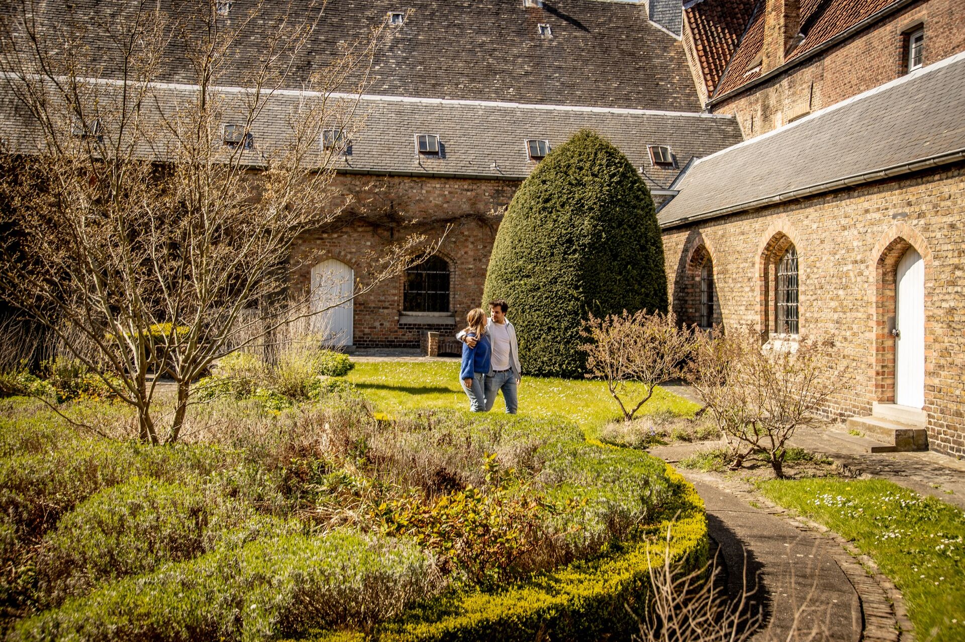 De Sint-Godelieveabdij is een historische site en beschermd monument met drie binnentuinen, gelegen tussen het station en ‘t Zand. Sint-Godelieveabdij-132 © Thomas De Boever
