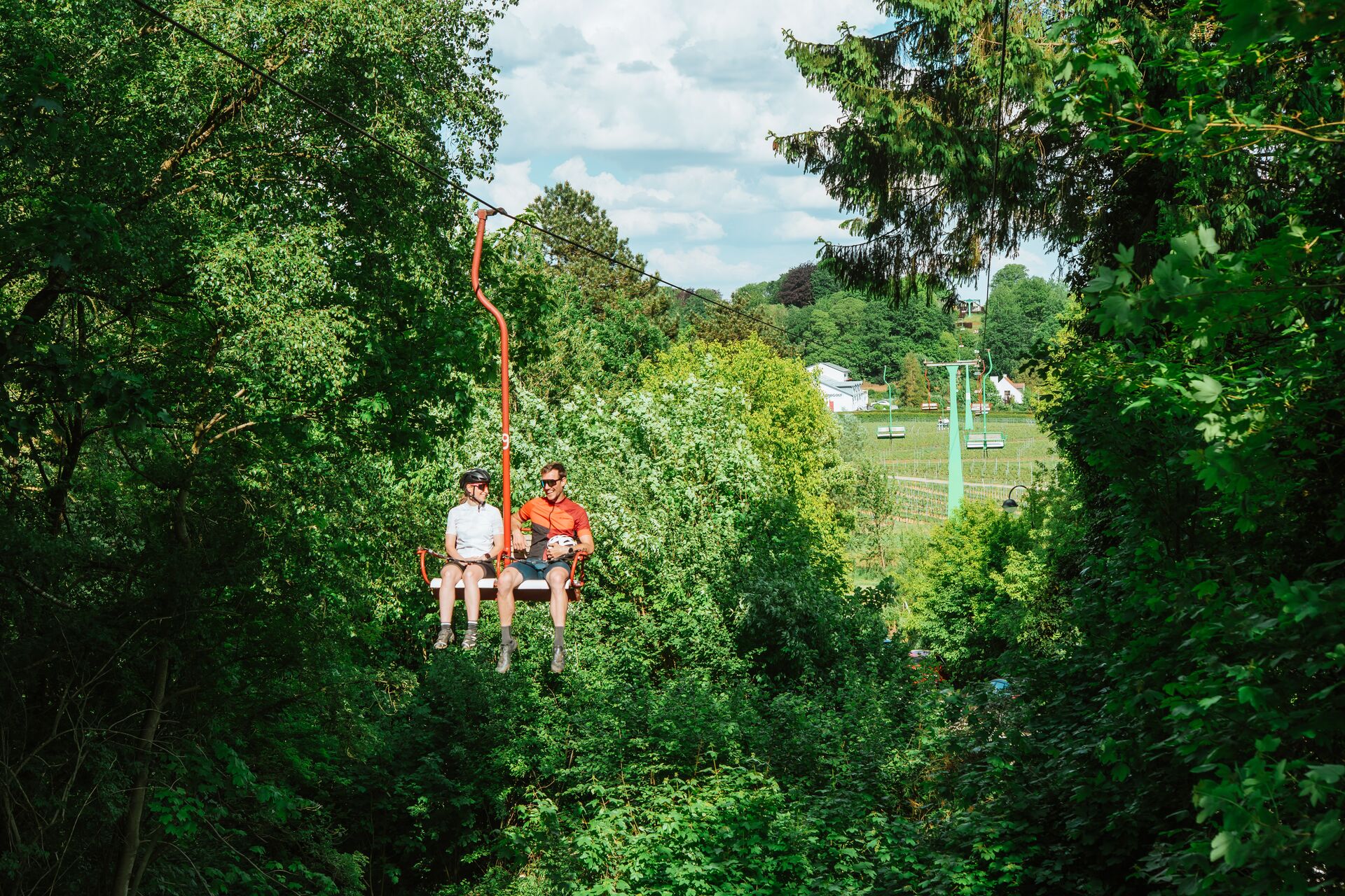 Teleférico Cordoba en Heuvelland - Veggiewayfarer Dos personas en el teleférico Cordoba en Heuvelland