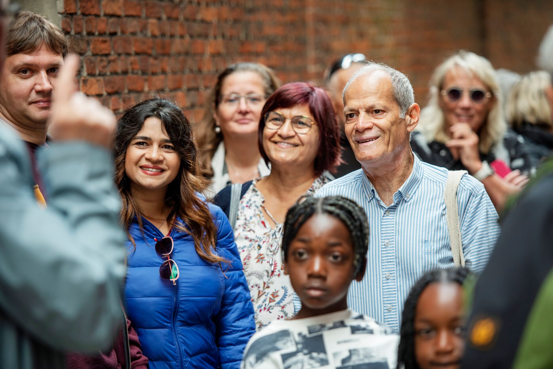 Een groep mensen luistert naar een uitleg van een gids.