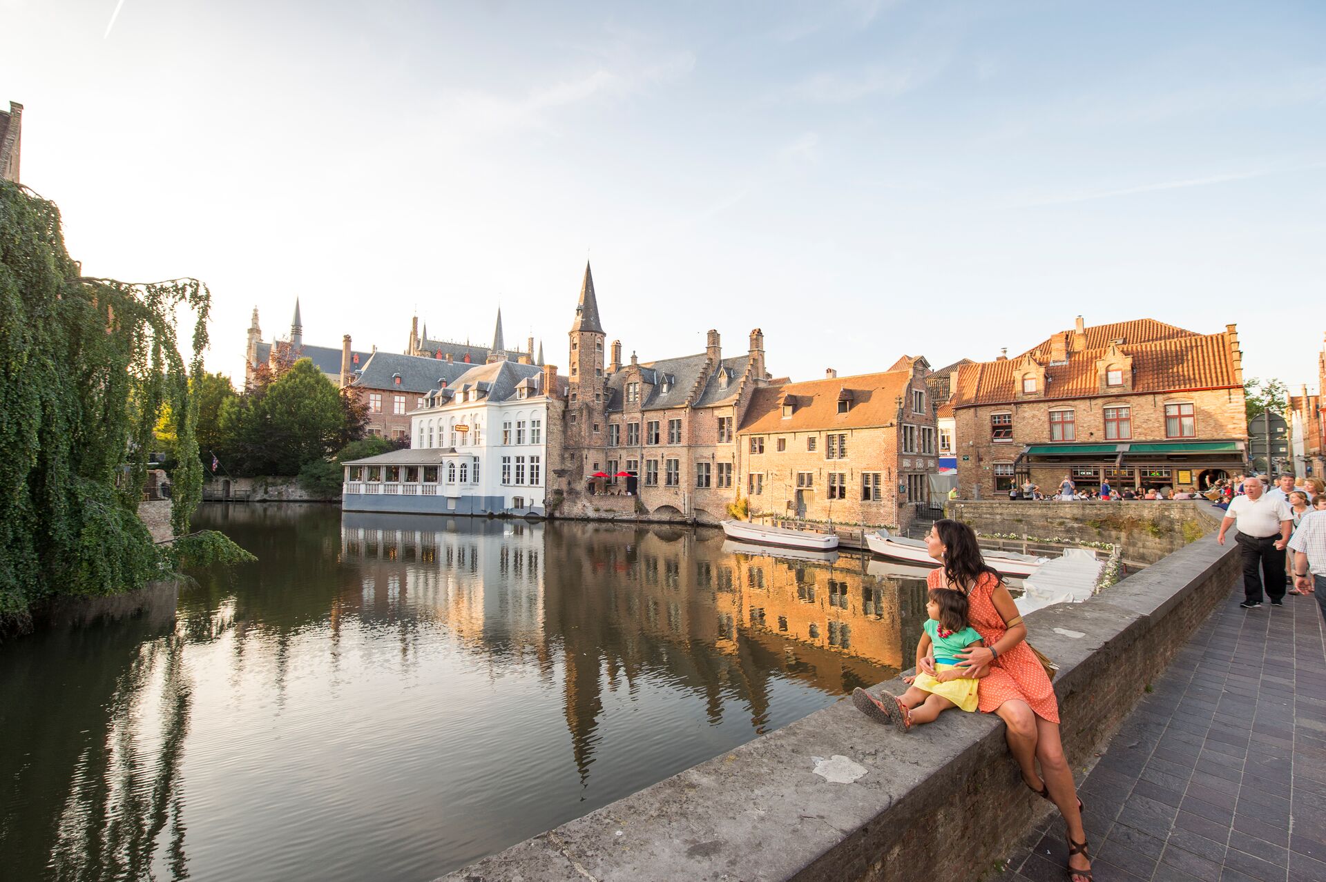Een vrouw en kind kijken uit op de stad Brugge.