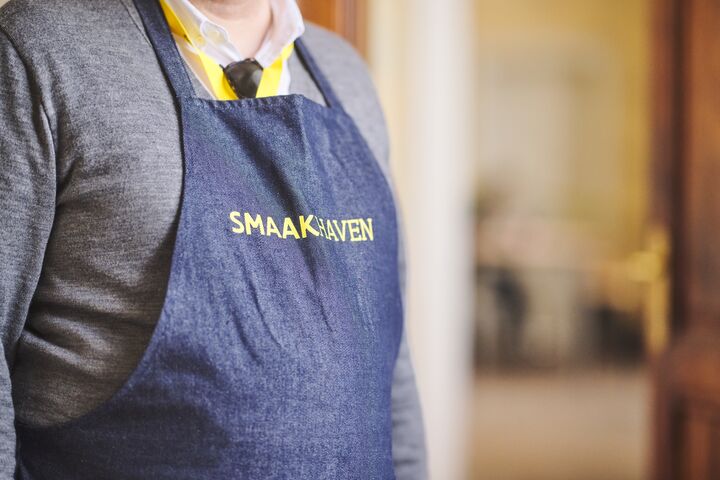 Toerisme Vlaanderen heeft het concept voorgesteld voor het nieuw culinair belevingscentrum de Smaakhaven. De Smaakhaven moet dé referentieplek worden voor al wie in binnen- en buitenland gepassioneerd bezig is met voeding. In het voormalige Loodswezengebouw en de boeienloods in Antwerpen komen een demonstratiekeuken, een gastentafel en een loungebar. Maar ook een shop, een evenementenruimte en zelfs een belevingsparcours. "3 ingrediënten staan hier centraal: innovatie, traditie en vakmanschap," zegt CEO Peter De Wilde van Toerisme Vlaanderen. Maar wat de Smaakhaven écht uniek in de wereld maakt is dat de bezoeker mee de dynamiek en de ziel van dit culinair belevingscentrum zal bepalen." Bedoeling is dat de Smaakhaven de deuren opent in de loop van 2029. Voorstelling belevingscentrum de Smaakhaven (c) Benjamin Brolet - David Plas Agency (355)