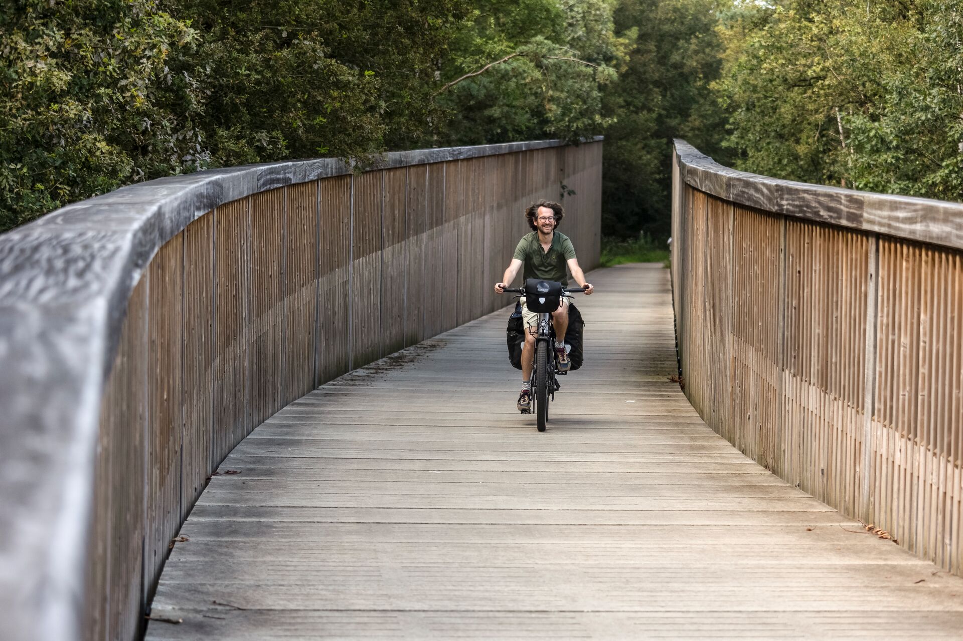De Kempenroute strekt zich uit tussen Antwerpen en Maasmechelen en staat bol van afwisseling. Zo fiets je doorheen bossen, uitgestrekte heidegebieden, langs duinen die je enkel verwacht in de Sahara en passeer je Kempense meren of industriële mijnerfgoed langs een oud kolenspoor. Maasmechelen_Fietsen door de Heide2© David Peskens