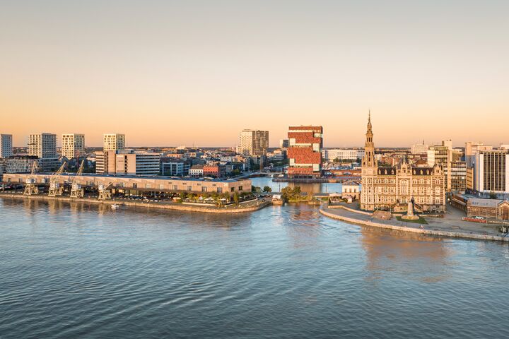 Zicht op de Smaakhaven (Loodswezen) en het MAS vanaf de Schelde