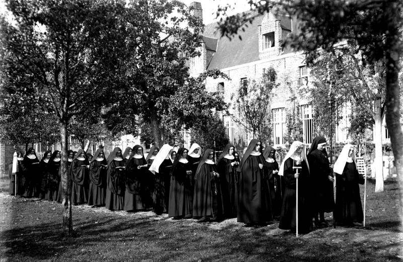 Kerkelijke plechtigheid tuin Sint-Godelieveabdij (1930) kopie