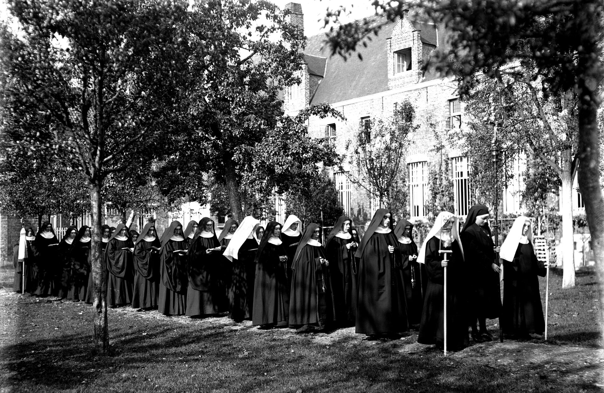 Kerkelijke plechtigheid tuin Sint-Godelieveabdij (1930) kopie