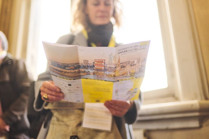 Toerisme Vlaanderen heeft het concept voorgesteld voor het nieuw culinair belevingscentrum de Smaakhaven. De Smaakhaven moet dé referentieplek worden voor al wie in binnen- en buitenland gepassioneerd bezig is met voeding. In het voormalige Loodswezengebouw en de boeienloods in Antwerpen komen een demonstratiekeuken, een gastentafel en een loungebar. Maar ook een shop, een evenementenruimte en zelfs een belevingsparcours. "3 ingrediënten staan hier centraal: innovatie, traditie en vakmanschap," zegt CEO Peter De Wilde van Toerisme Vlaanderen. Maar wat de Smaakhaven écht uniek in de wereld maakt is dat de bezoeker mee de dynamiek en de ziel van dit culinair belevingscentrum zal bepalen." Bedoeling is dat de Smaakhaven de deuren opent in de loop van 2029. show all pictures
