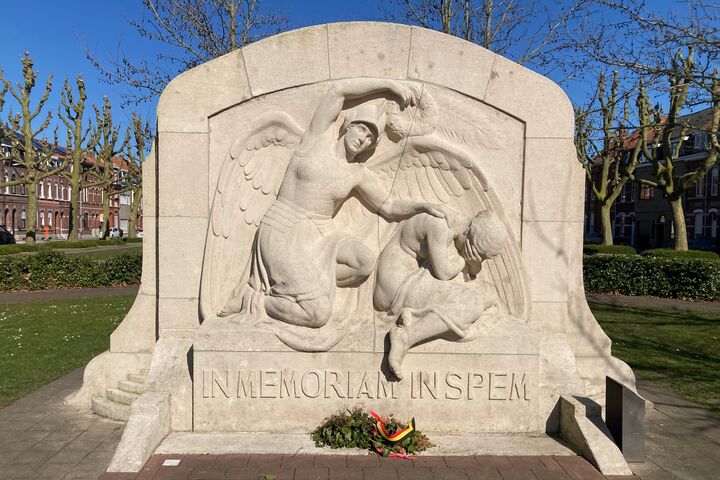 Yvonne Serruys, Oorlogsmonument Menen, Van der Merschplein