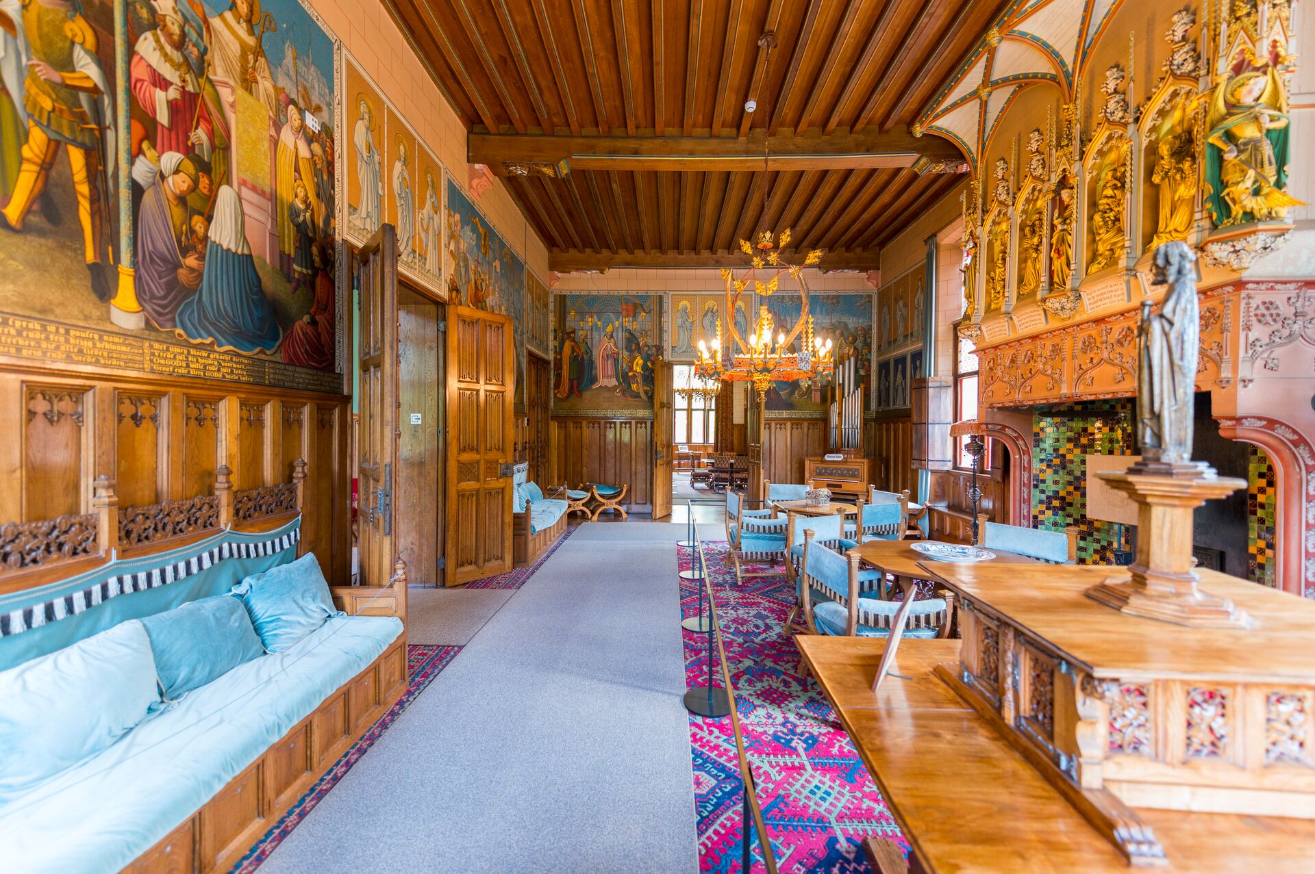 Het indrukwekkende kasteel ligt in een romantisch park met vijvers en een doolhof: een ideale uitstap voor jong en oud! Individuele bezoekers kunnen het kasteel bezichtigen vanaf maart tot halverwege november. Kasteel Loppem (c) Henk Rogiers (1)