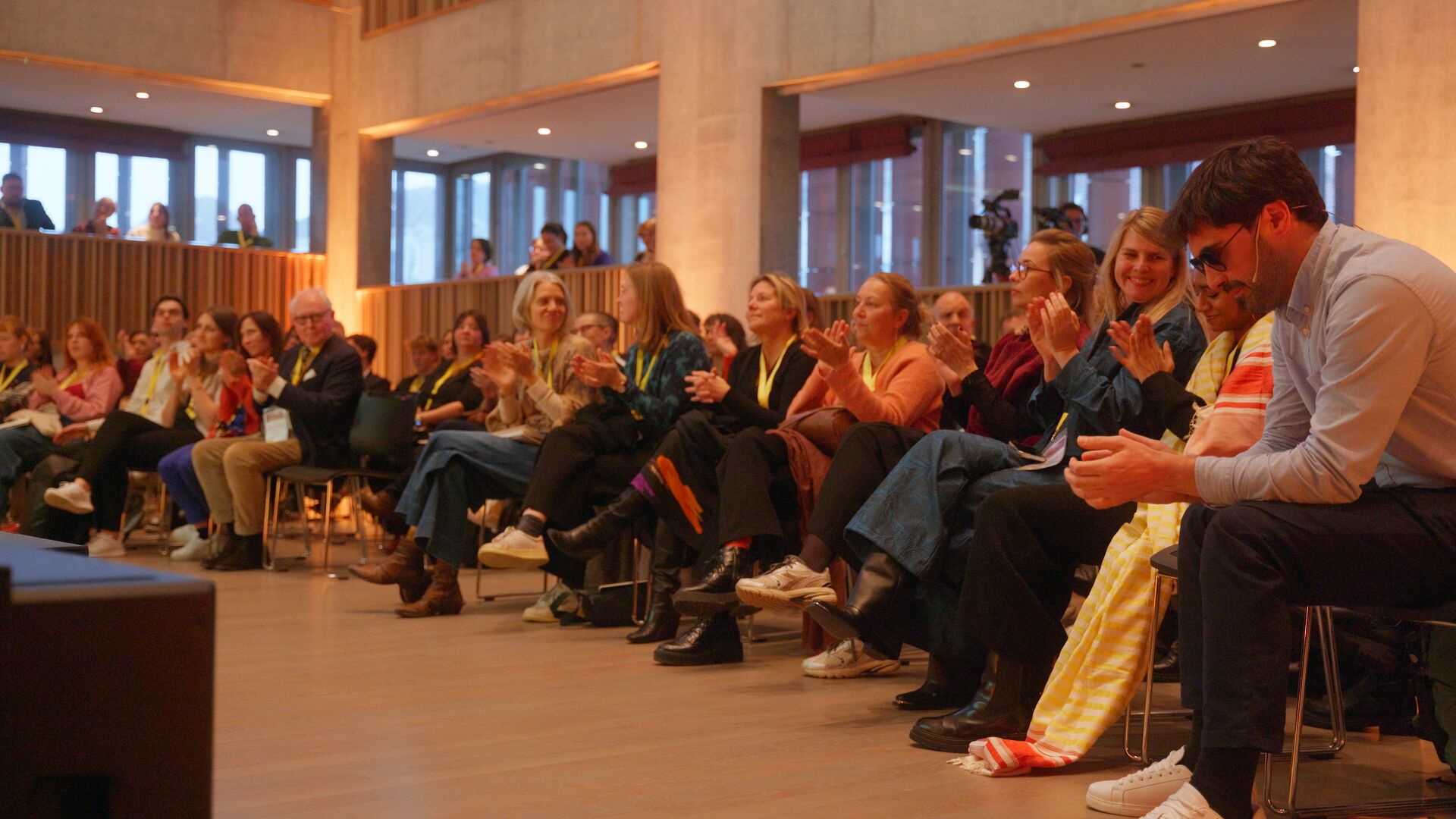 Een groep mensen zit op stoelen tijdens het Meet in Flanders Academy-congres.