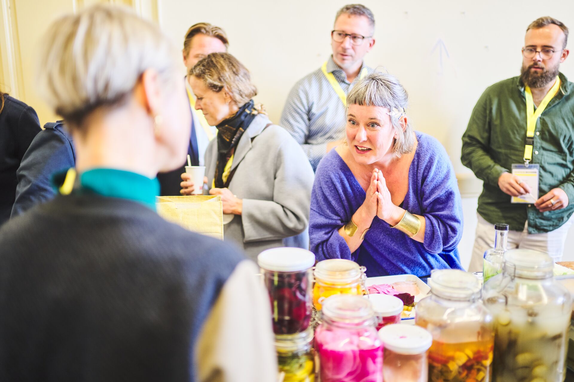 Toerisme Vlaanderen heeft het concept voorgesteld voor het nieuw culinair belevingscentrum de Smaakhaven. De Smaakhaven moet dé referentieplek worden voor al wie in binnen- en buitenland gepassioneerd bezig is met voeding. In het voormalige Loodswezengebouw en de boeienloods in Antwerpen komen een demonstratiekeuken, een gastentafel en een loungebar. Maar ook een shop, een evenementenruimte en zelfs een belevingsparcours. "3 ingrediënten staan hier centraal: innovatie, traditie en vakmanschap," zegt CEO Peter De Wilde van Toerisme Vlaanderen. Maar wat de Smaakhaven écht uniek in de wereld maakt is dat de bezoeker mee de dynamiek en de ziel van dit culinair belevingscentrum zal bepalen." Bedoeling is dat de Smaakhaven de deuren opent in de loop van 2029. Voorstelling belevingscentrum de Smaakhaven (c) Benjamin Brolet - David Plas Agency