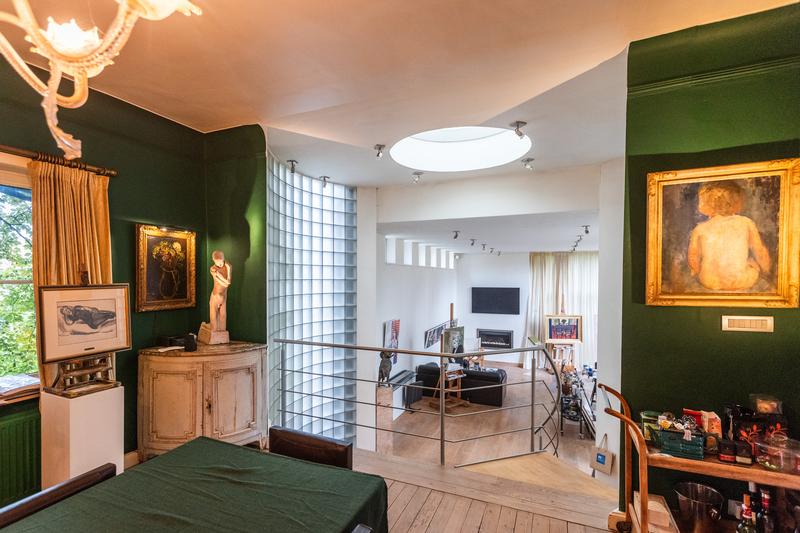 Martin Wallaert es un pintor expresionista flamenco con un estilo intimista único. Este pintor y retratista pertenece a los pintores de la cuarta escuela de Latem.