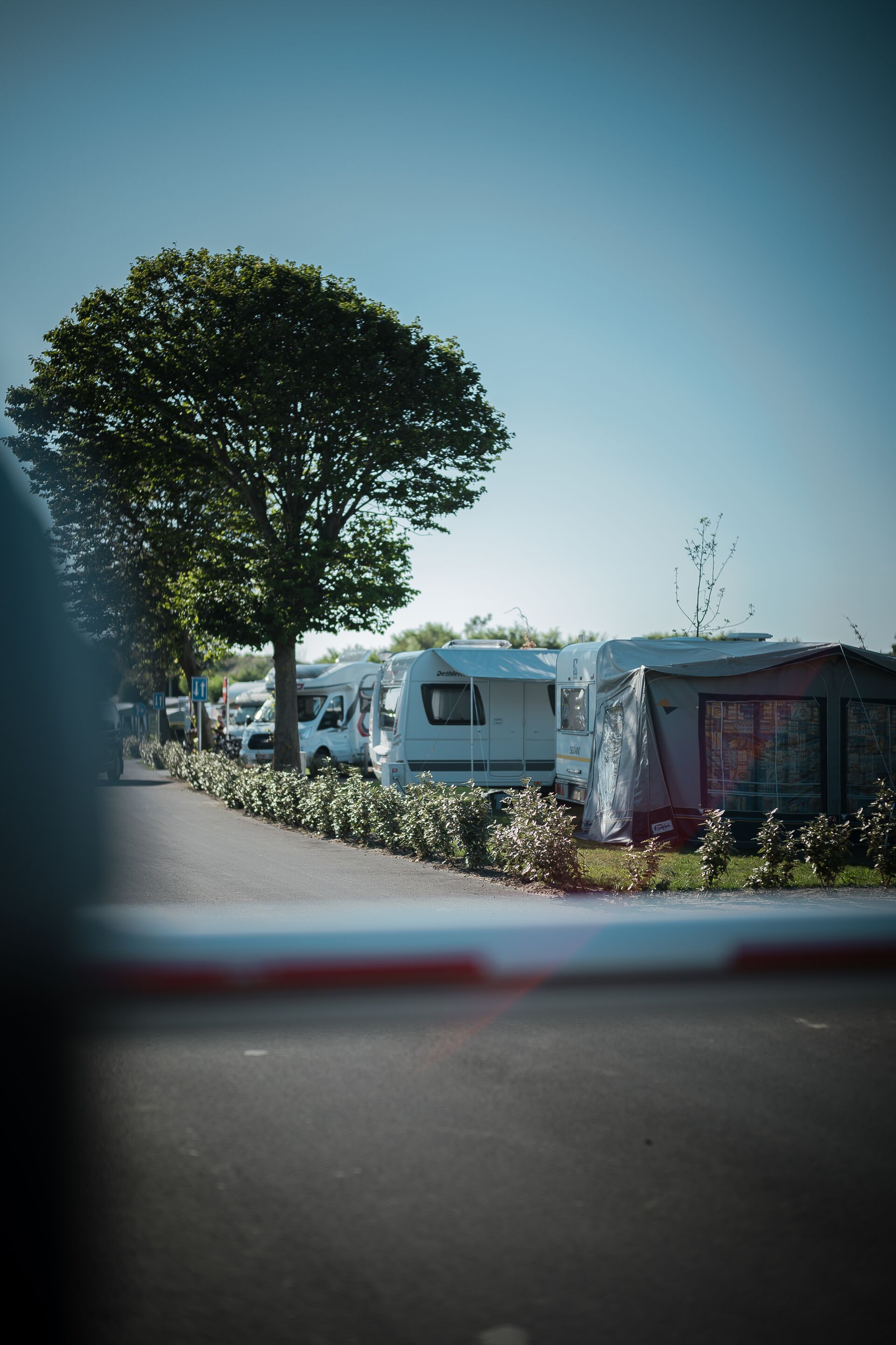 Een afbeelding van een camping met meerdere campers in beeld.