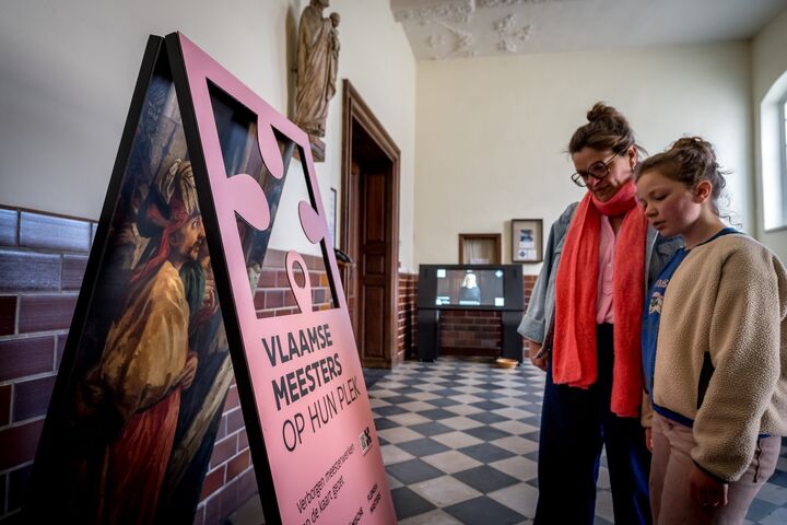 2 vrouwen lezen een infopaneel over de Vlaamse Meesters.