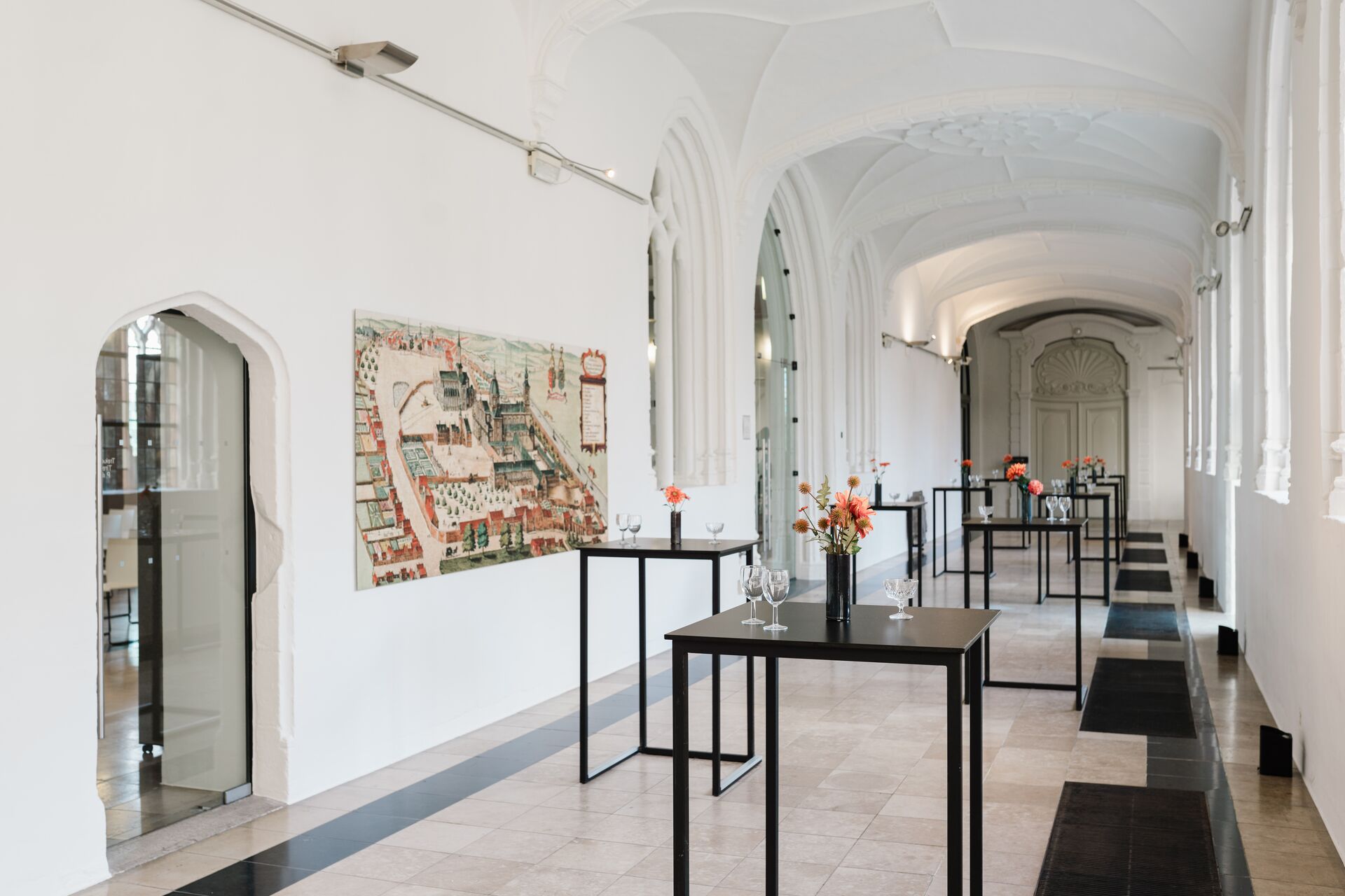 St Peter’s Abbey is partly occupied by cultural, historical and photographic exhibitions organized by Historical Houses Ghent. You can use the other halls "Kapittelzaal" and "Refter" for public or private events. The "Bibliotheekzolder" is located outside of the tourist circuit, therefore giving you the opportunity to use it during the daytime. This room is suitable for concerts, lectures, receptions and dinners. Sint-Pietersabdij_Pandgang (c) Yuri_Andries