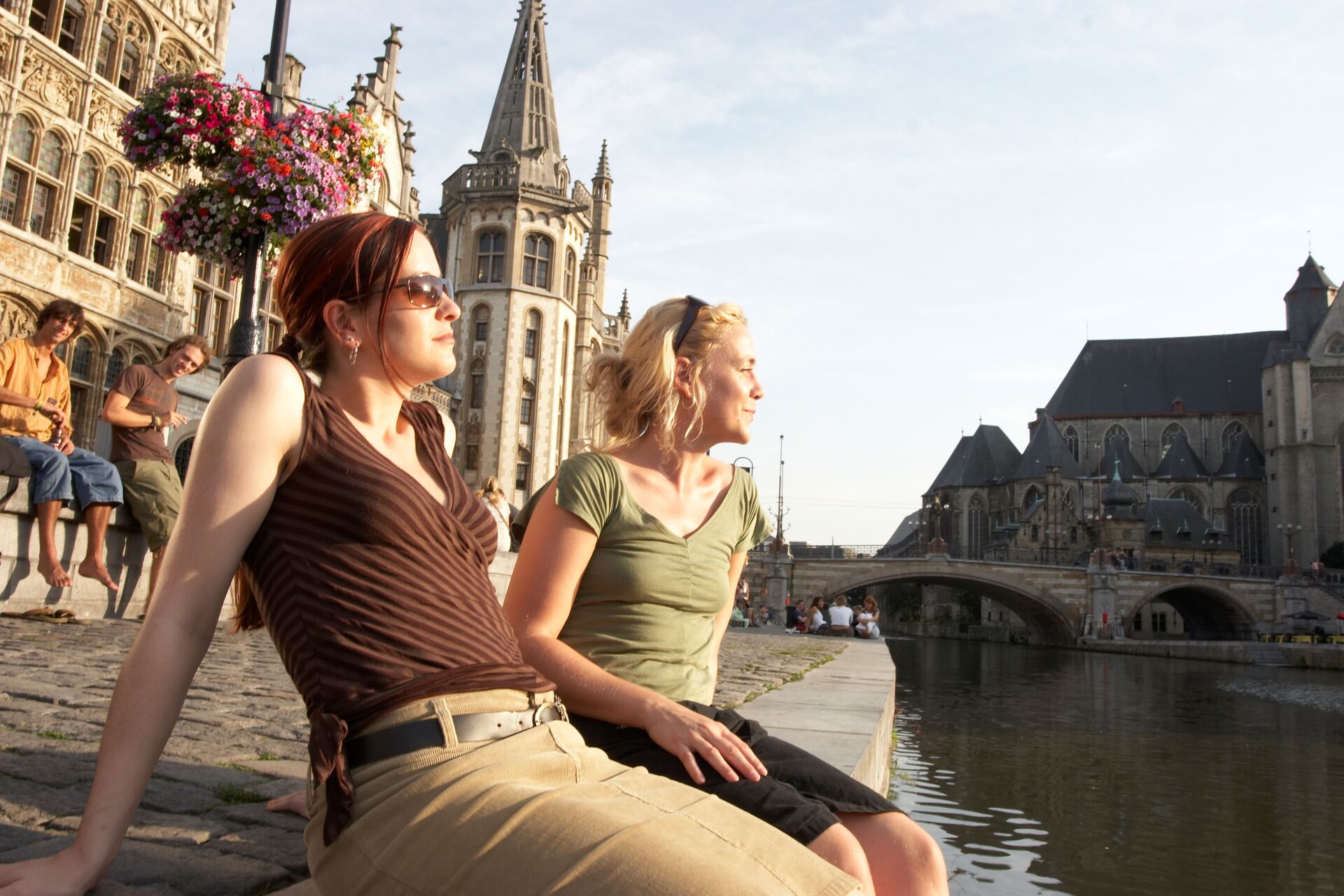 2 dames relaxen aan het water in Ghent. 