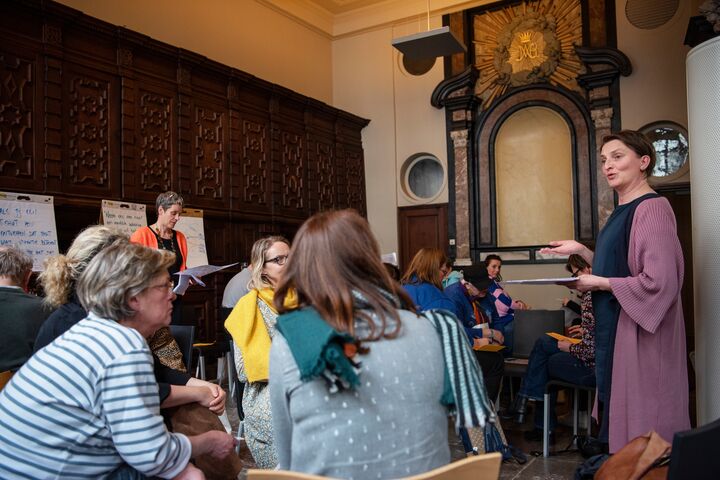Een vrouw geeft uitleg tijdens het Rap op Stap-congres.
