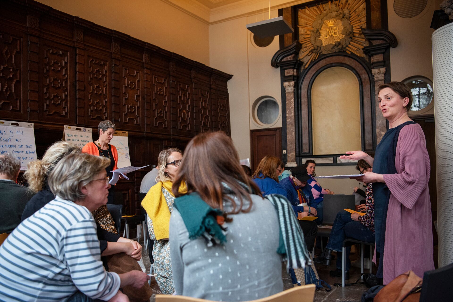 Een vrouw geeft uitleg tijdens het Rap op Stap-congres.