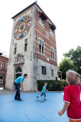 Lier, kids in front of Zimmertower © Sofie Coreynen
