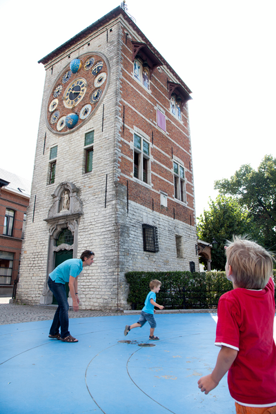 Lier, kids in front of Zimmertower © Sofie Coreynen