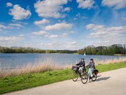 De Leie is onze leidraad op deze route. In Texture in Kortrijk duiken we in het verhaal over vlas en textiel. Sommige roterijen langs de Leie lijken in de tijd bevroren. Af en toe nemen we een omweg langs een oude Leiearm zoals in Bavikhove, Ooigem en Sint-Baafs-Vijve, prachtplekken voor een idyllische selfie. De Drietrapssluis in Ooigem is een sterk staaltje bouwkunde. Na de linkeroever te hebben verkend, steken we door naar de rechteroever. Zo passeren we de onthaalsite aan de Zavelput in Beveren – Leie. In het centrum van Harelbeke verlaten we de Leie. We dwarsen het provinciedomein De Gavers en volgen het jaagpad van het Kanaal Bossuit – Kortrijk terug naar de Guldensporenstad. Vlasleieroute_DeGavers2 (c) Kris Jacobs