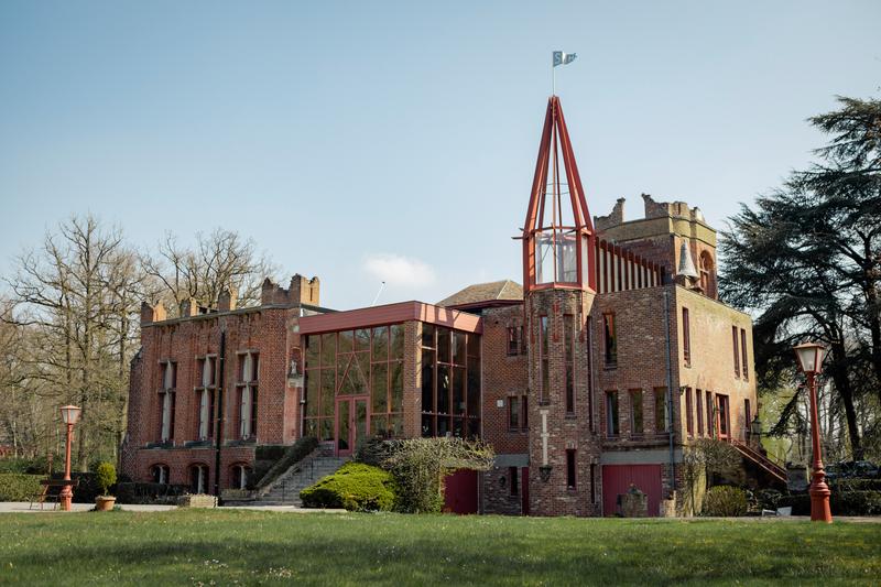 Het Kasteel Lakenbossen (ook: Rood Kasteel) is een kasteel in de tot de West-Vlaamse gemeente Oostkamp behorende plaats Ruddervoorde, gelegen aan Lakebossendreef 4. Lakenbossen (c) Lakenbossen (2)