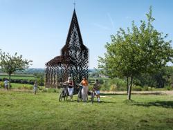 Flanders by bike: Fietsroute 'Fruitige landschappen met pit' Doorkijkkerkje - reading between the lines