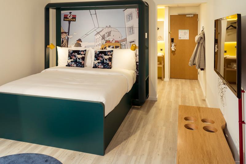 Op de foto staat een hotelkamer in Brussel.