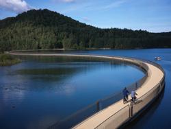Dankzij deze fiets- en wandelbeleving geniet je vanop een drijvende brug van een 360°-uitzicht. Glinsterend water en groen van oever tot oever. Uniek! Cycling between Terrils (c) Visit Limburg