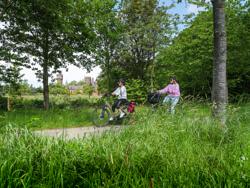 De 53 km-lange tocht biedt een veelzijdige mix van bossen, kasteelparken, open landschappen met akkers en weiden, loodrechte kanalen en pittoreske dorpjes. Kastelenroute Brugge (c) Kris Jacobs (18)