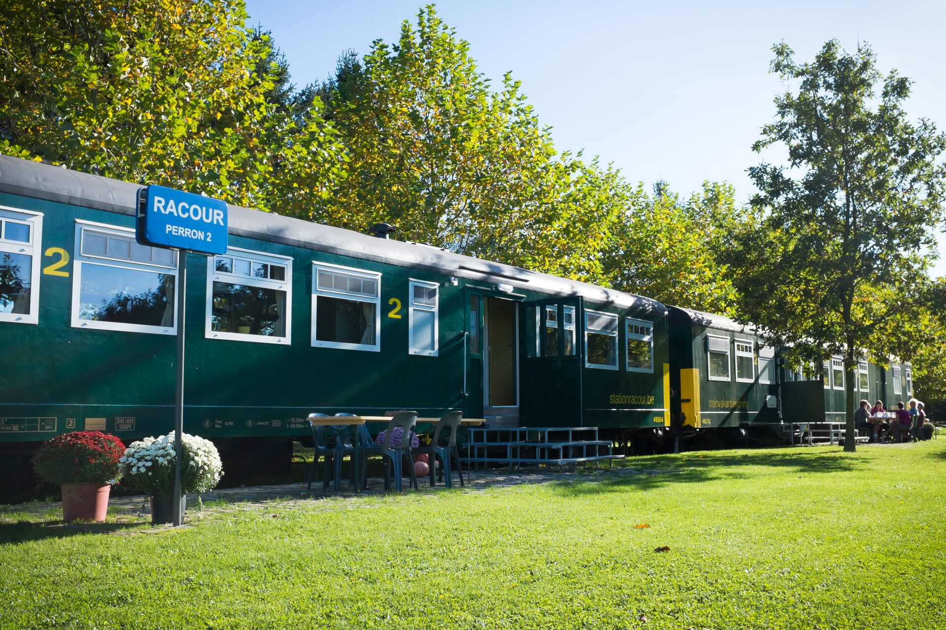 Station Racour - Station Racour: The restored train station offers its guests a characterful five-star holiday home in the station building. Or stay on the old track in one of the two renovated train wagons they have furnished as unique train holiday homes with all the comfort and luxury. Station Racour_35872913714_o © An Nelissen