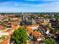 Kortrijk: de allure van een grootstad met de gezelligheid van een dorp. Deze stad wordt vaak in één adem genoemd met de Leie. Die rivier was vroeger van levensbelang voor de vlasnijverheid in de stad. Vandaag geldt ze vooral als prachtig plaatje. Langs haar oevers, in de schaduw van de Broeltorens, is het heerlijk vertoeven. Van daaruit ontdek je het stadscentrum: een zinderende mix van eeuwenoud erfgoed, moderne architectuur en ongebreidelde creativiteit. Het Begijnhof en het Belfort, het multimediale museum Kortrijk 1302 en het textielmuseum Texture onthullen de geschiedenis van de stad. Om daarna opnieuw in de levendige binnenstad te duiken. Zicht uit Sint-Maartenskerk (c) Visit Kortrijk (3)