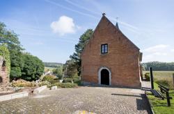 Muziekbos_Lorette kapel met bankje © David Samyn voor Toerisme Oost-Vlaanderen