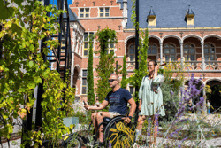 Opgelet: enkel low resolution!
Wat kleiner, maar o zo dapper. Mechelen is niet de grootste der steden, maar daarom niet minder de moeite. Deze historische en kindvriendelijke stad is zowat opgetrokken uit erfgoed. Er is de iconische Sint-Romboutskathedraal, het Bourgondische stadspaleis Hof van Busleyden, de knusse straatjes, kerkjes en prachtige barokke gevels aan de oevers van de Dijle. Recenter houdt het Holocaustmemoriaal Kazerne Dossin belangrijke pagina’s uit onze geschiedenisboeken levend. Luisterwandeling inclusief Mechelen (c) Visit Mechelen (11)