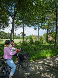 De 53 km-lange tocht biedt een veelzijdige mix van bossen, kasteelparken, open landschappen met akkers en weiden, loodrechte kanalen en pittoreske dorpjes. Kastelenroute Brugge (c) Kris Jacobs (1)