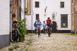 Deze heuvelende fietsroute verkent de prachtige groene streek in het "Land van de Witte". Je fietst langs de Norbertijnenabdij in Averbode waar je in de schaduw van dit groots bouwwerk kan genieten van een ijsje in de welbekende "likdreef". Verder ontdek je via Zichem het bedevaartsoord Scherpenheuvel met zijn indrukwekkende basiliek. Geniet in Oranjestad Diest van een lokaal Gildenbier of Hagelands wijntje in het gezellig historisch stadscentrum. Etalageroute-Reynvaartroute-Begijnhof-HR-016