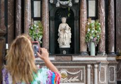 Een kerk vol kunstschatten, met de ‘Madonna met kind’ van Michelangelo en de praalgraven van Karel de Stoute en Maria van Bourgondië OLV kerk museum (c) Musea Brugge
